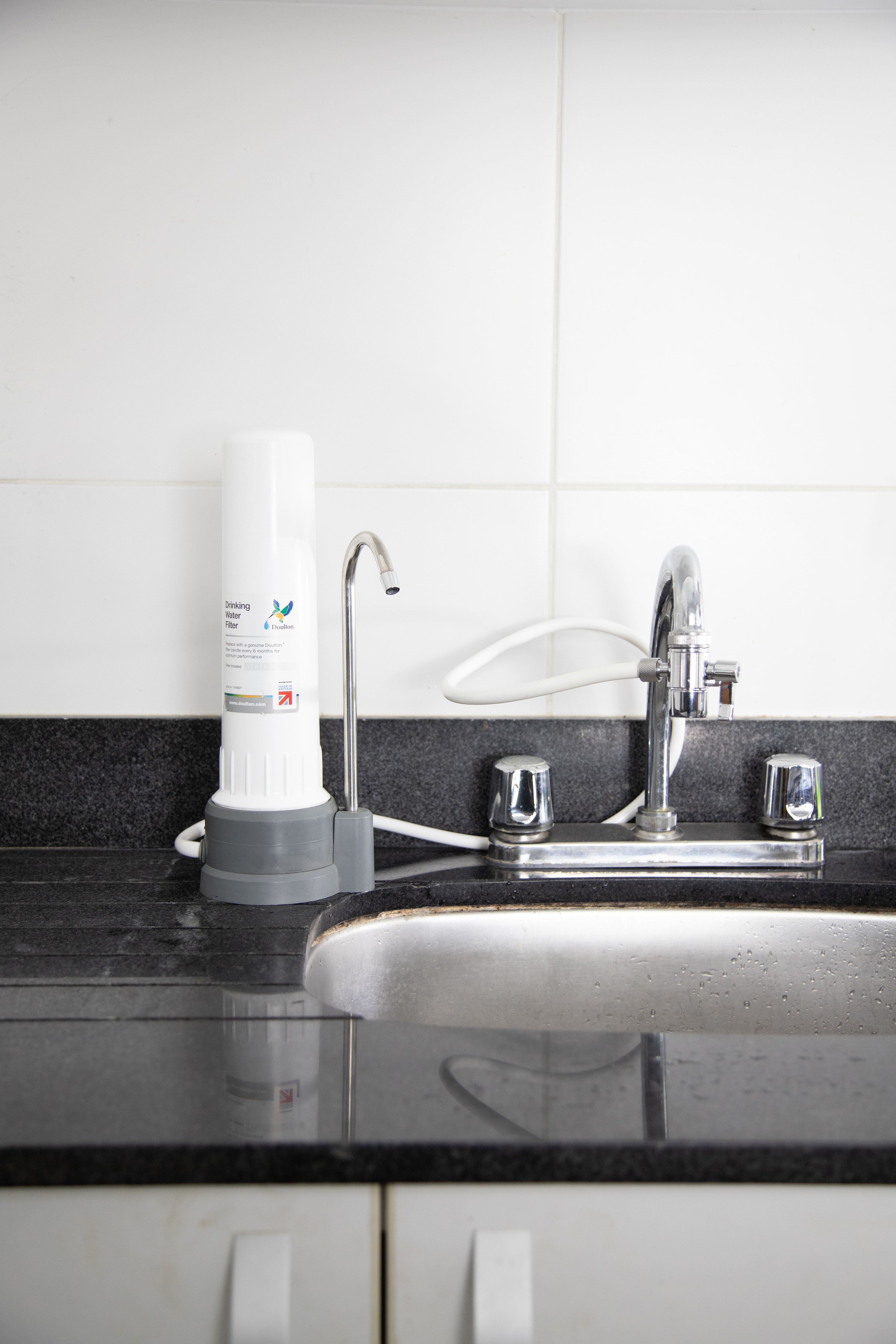 Filtro de agua de tres etapas instalado en un caño